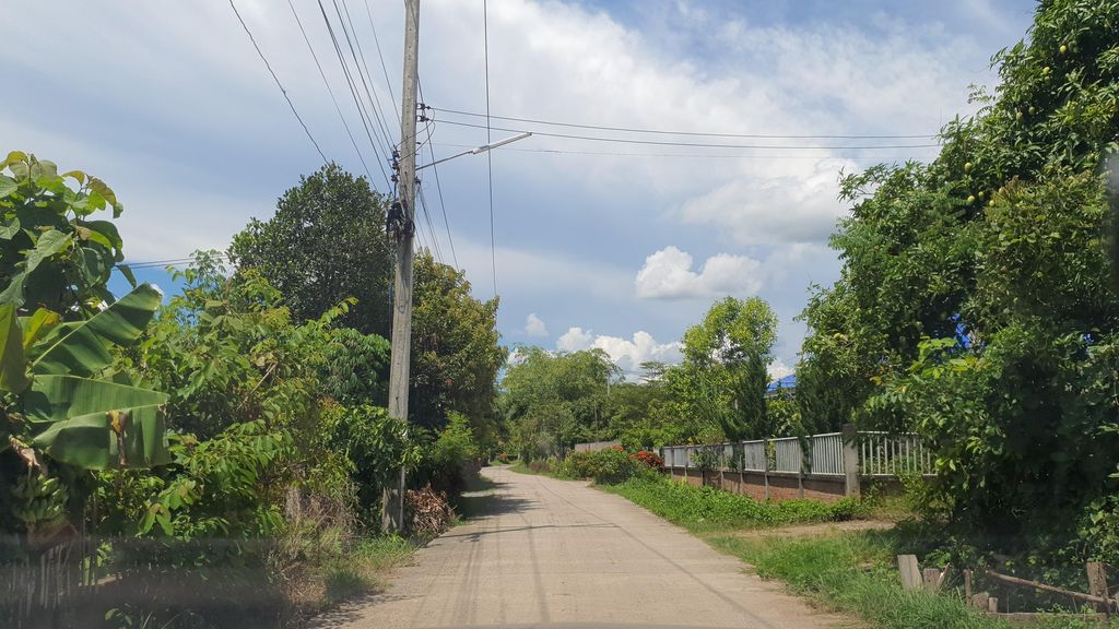 ภาพถนนตรงที่ บ้านแม่ตาด ตั้งอยู่ ถ่ายโดย jrcarlsen พ.ศ. 2564 (2021) · A street-level view of where บ้านแม่ตาด · Ban Mae Tat stands, by jrcarlsen in 2564 (2021)