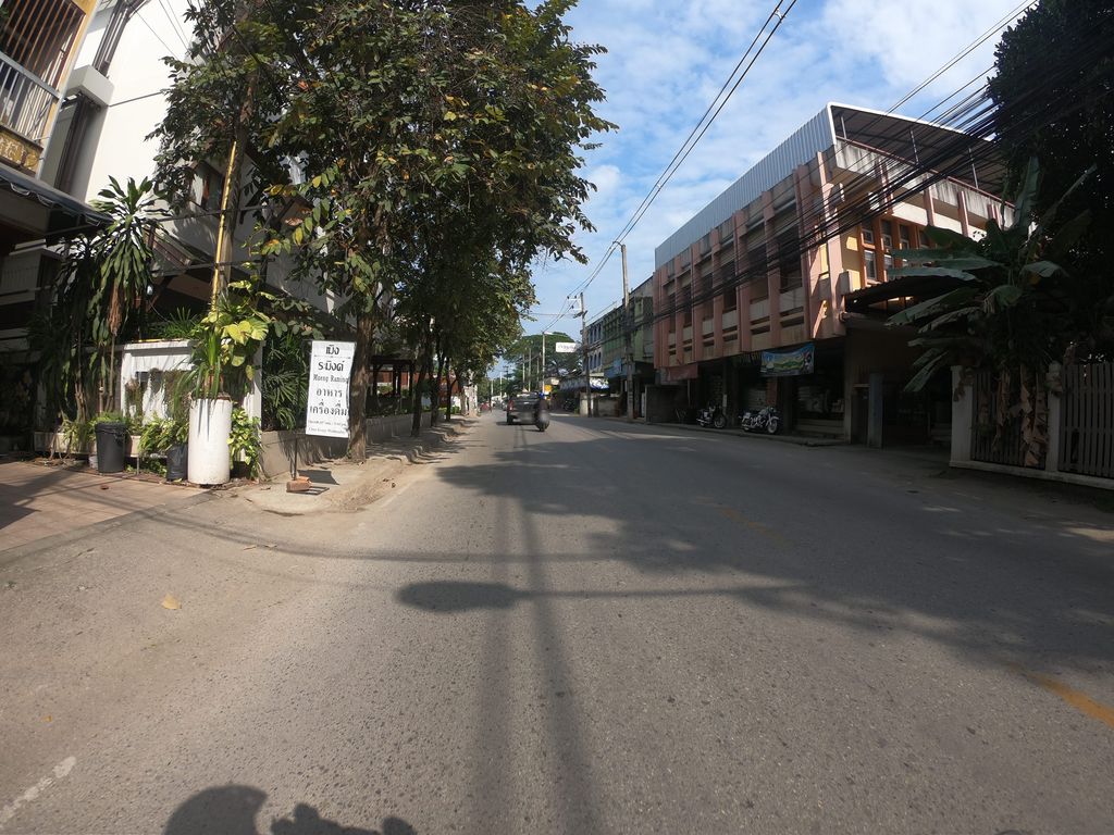 ภาพถนนตรงที่ Mueng Raming ตั้งอยู่ ถ่ายโดย chanuwath_grab พ.ศ. 2562 (2019) · A street-level view of where Mueng Raming stands, by chanuwath_grab in 2562 (2019)