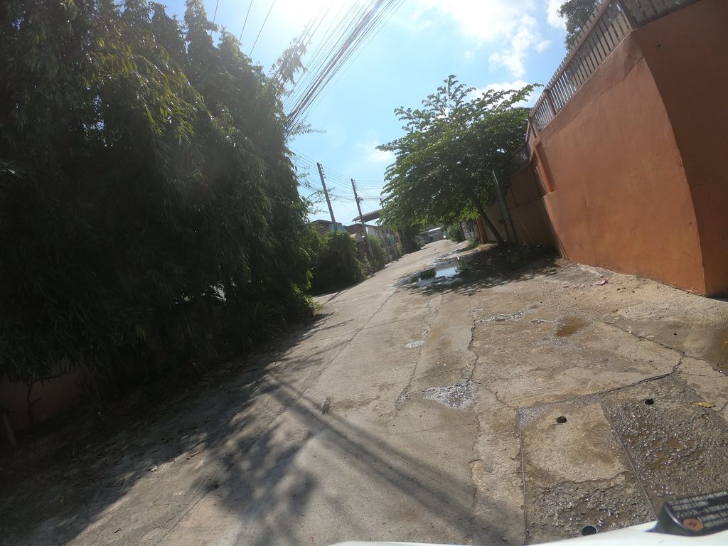 ภาพถนนตรงที่ หมู่บ้านทิพย์ภมร-ลานดาว ตั้งอยู่ ถ่ายโดย chanuwath_grab พ.ศ. 2562 (2019) · A street-level view of where หมู่บ้านทิพย์ภมร-ลานดาว · Thipphamon-lan Dao Village stands, by chanuwath_grab in 2562 (2019)