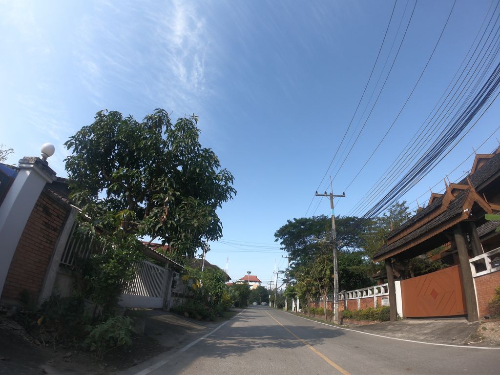 ภาพถนนตรงที่ The Carpark ตั้งอยู่ ถ่ายโดย chanuwath_grab พ.ศ. 2562 (2019) · A street-level view of where The Carpark stands, by chanuwath_grab in 2562 (2019)