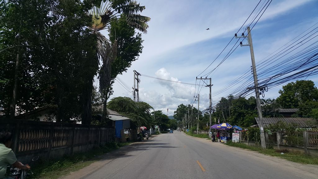 ภาพถนนตรงที่ Silathom Foundation ตั้งอยู่ ถ่ายโดย jrcarlsen พ.ศ. 2559 (2016) · A street-level view of where Silathom Foundation stands, by jrcarlsen in 2559 (2016)
