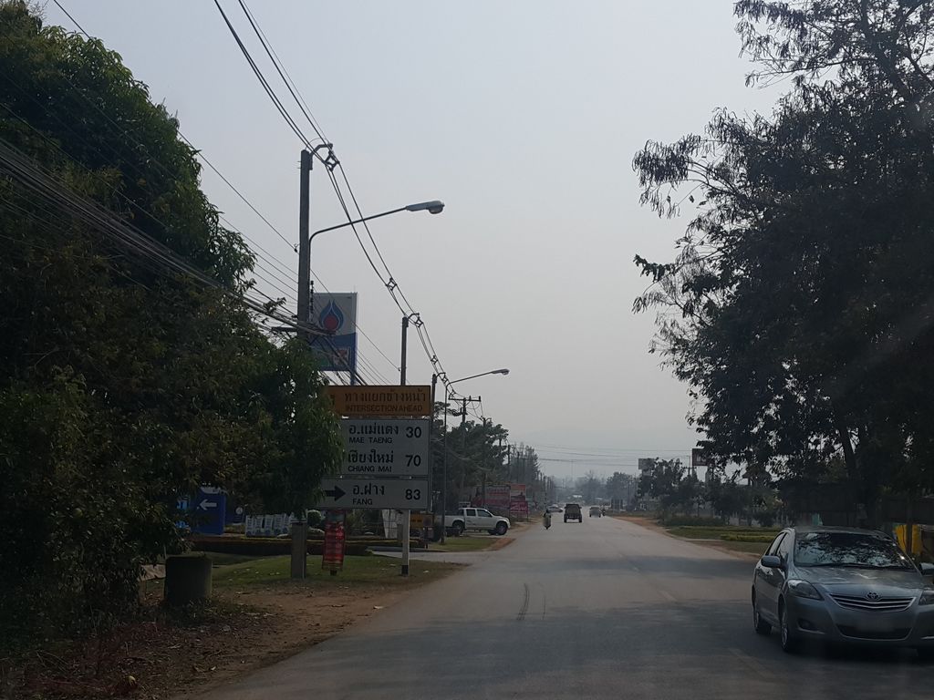 ภาพถนนตรงที่ ส้มตำเจ้ติ๊กนมโต ตั้งอยู่ ถ่ายโดย jrcarlsen พ.ศ. 2559 (2016) · A street-level view of where ส้มตำเจ้ติ๊กนมโต · Som Tam Che Tik Nomto stands, by jrcarlsen in 2559 (2016)