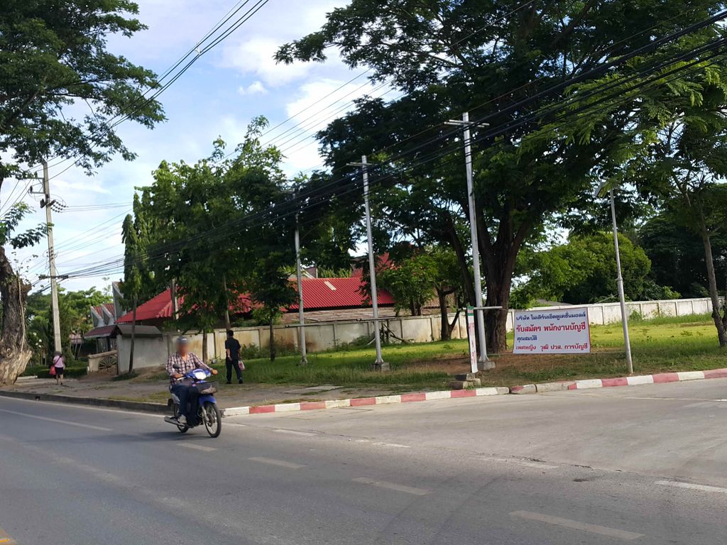 ภาพถนนตรงที่ Breezy Cup ตั้งอยู่ ถ่ายโดย jrcarlsen พ.ศ. 2558 (2015) · A street-level view of where Breezy Cup stands, by jrcarlsen in 2558 (2015)