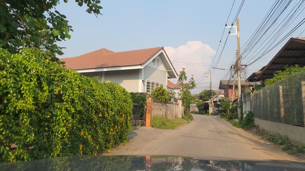 ภาพถนนตรงที่ Antique massage ตั้งอยู่ ถ่ายโดย jrcarlsen พ.ศ. 2565 (2022) · A street-level view of where Antique massage stands, by jrcarlsen in 2565 (2022)