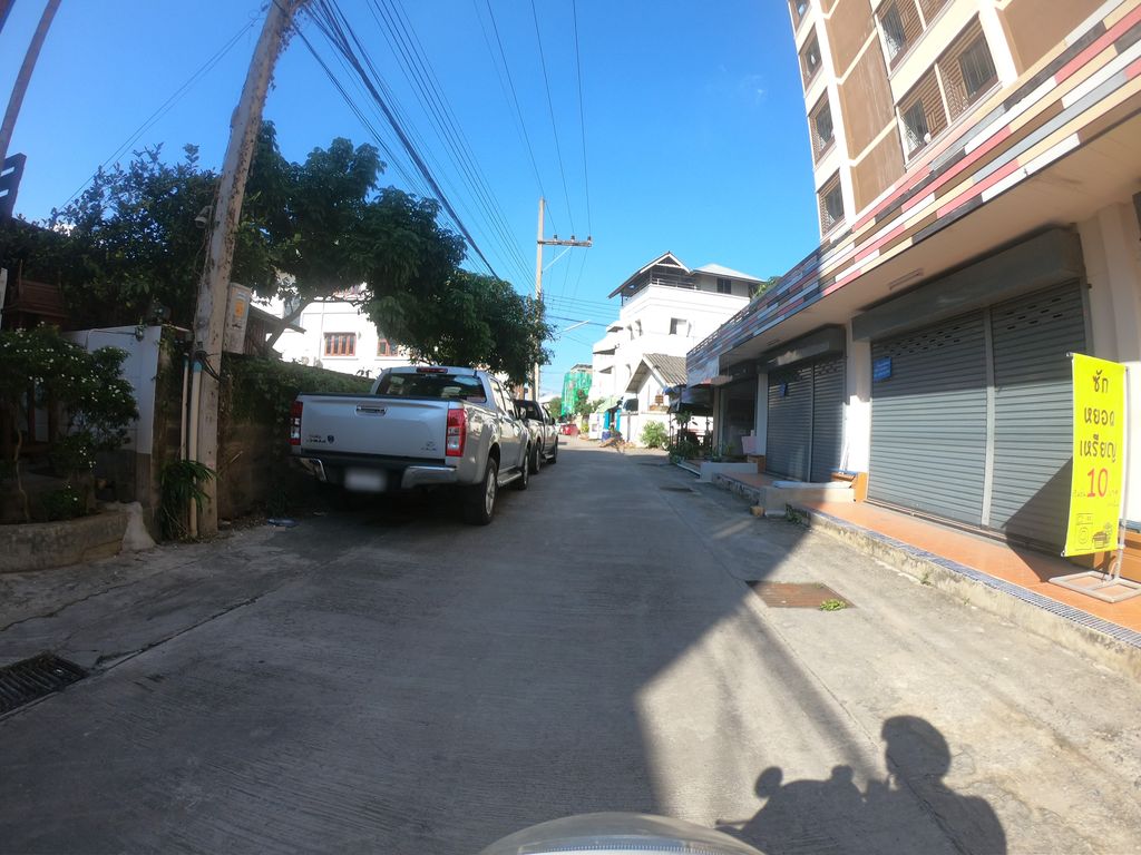 ภาพถนนตรงที่ ฟ้าไทยอพาร์ทเมนท์ Fathai Apartment ตั้งอยู่ ถ่ายโดย chanuwath_grab พ.ศ. 2562 (2019) · A street-level view of where ฟ้าไทยอพาร์ทเมนท์ Fathai Apartment stands, by chanuwath_grab in 2562 (2019)