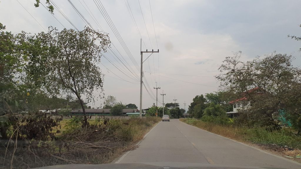 ภาพถนนตรงที่ ป้าคำปิ้งย่าง หางดง ตั้งอยู่ ถ่ายโดย jrcarlsen พ.ศ. 2565 (2022) · A street-level view of where ป้าคำปิ้งย่าง หางดง · Pakham Pingyang Hang Dong stands, by jrcarlsen in 2565 (2022)