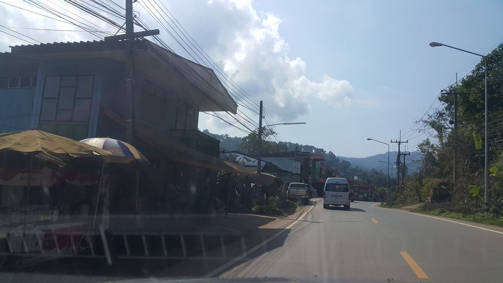 ภาพถนนตรงที่ ร้านนิรันด์การเกษตร โป่งแยง ตั้งอยู่ ถ่ายโดย jrcarlsen พ.ศ. 2562 (2019) · A street-level view of where ร้านนิรันด์การเกษตร โป่งแยง · Ran Niran Kan Kaset Pong Yaeng stands, by jrcarlsen in 2562 (2019)