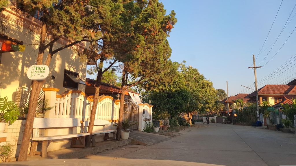 ภาพถนนตรงที่ North Shala Yoga Studio Chiangmai ตั้งอยู่ ถ่ายโดย jrcarlsen พ.ศ. 2566 (2023) · A street-level view of where North Shala Yoga Studio Chiangmai stands, by jrcarlsen in 2566 (2023)