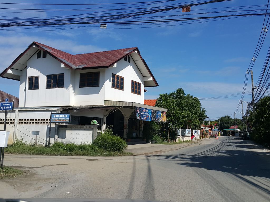 ภาพถนนตรงที่ ไก่ทอดเที่ยงคืน ตั้งอยู่ ถ่ายโดย jrcarlsen พ.ศ. 2558 (2015) · A street-level view of where ไก่ทอดเที่ยงคืน · Kaithot Thiangkhuen stands, by jrcarlsen in 2558 (2015)