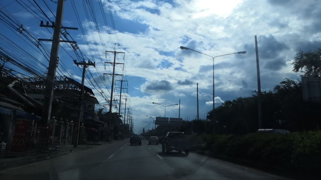 ภาพถนนตรงที่ เจ้าเนี๊ยะทาโกะยากิ ตั้งอยู่ ถ่ายโดย charlesano พ.ศ. 2561 (2018) · A street-level view of where เจ้าเนี๊ยะทาโกะยากิ · Chao Nia Thakoyaki stands, by charlesano in 2561 (2018)