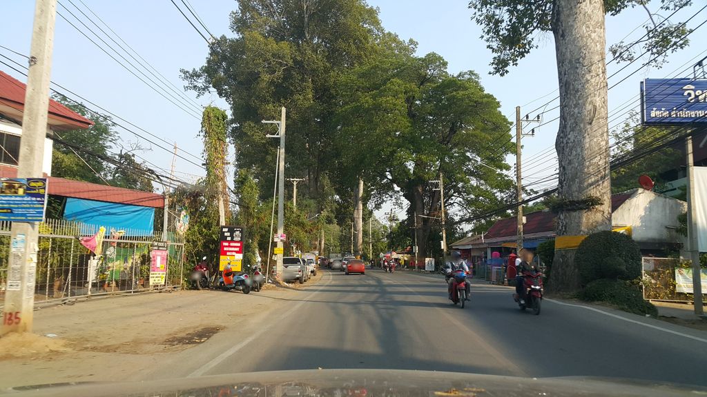 ภาพถนนตรงที่ รับซื้อของเก่าโบราณของมือสองเชียงใหม่ไก่งานไม้เก่าสารภี ตั้งอยู่ ถ่ายโดย jrcarlsen พ.ศ. 2559 (2016) · A street-level view of where รับซื้อของเก่าโบราณของมือสองเชียงใหม่ไก่งานไม้เก่าสารภี · Rapsue Khongkao Brona Khongmuetong Chiang Mai Kai Ngan Maikao Saraphi stands, by jrcarlsen in 2559 (2016)