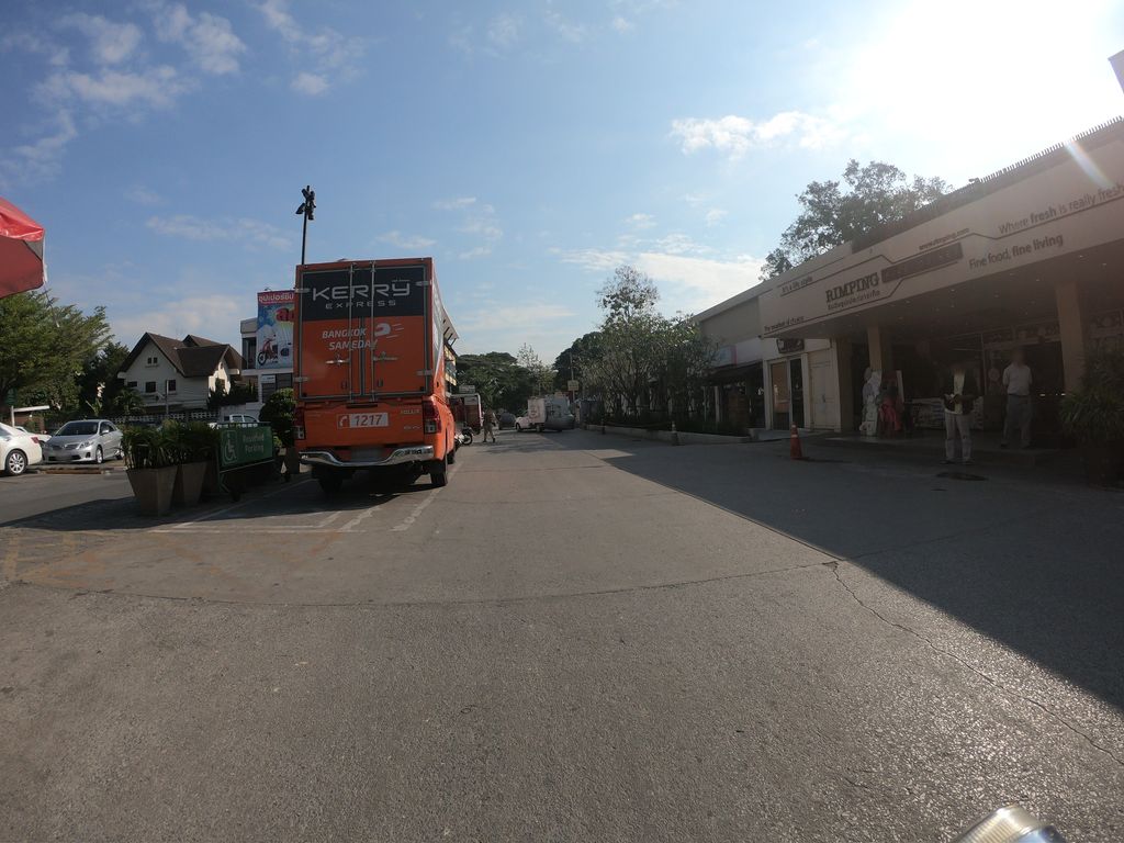 ภาพถนนตรงที่ POMO Juice Bar ตั้งอยู่ ถ่ายโดย chanuwath_grab พ.ศ. 2562 (2019) · A street-level view of where POMO Juice Bar stands, by chanuwath_grab in 2562 (2019)