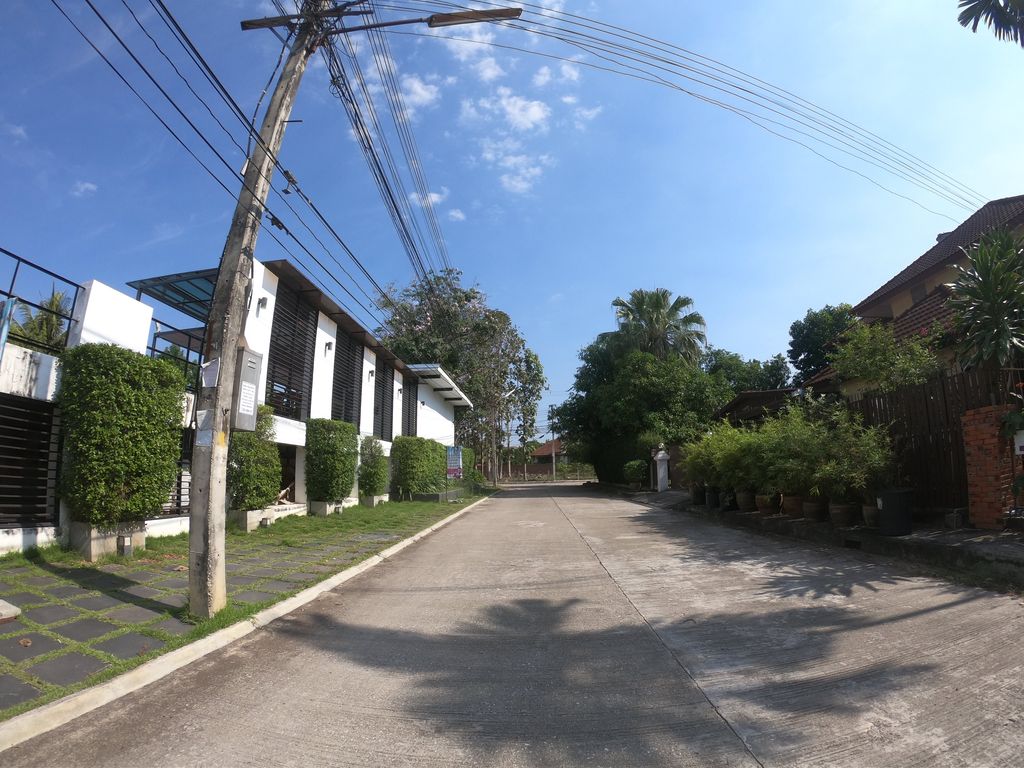 ภาพถนนตรงที่ Synergy Sports Club ตั้งอยู่ ถ่ายโดย chanuwath_grab พ.ศ. 2562 (2019) · A street-level view of where Synergy Sports Club stands, by chanuwath_grab in 2562 (2019)