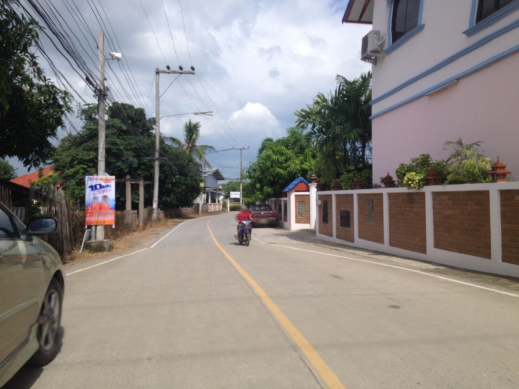 ภาพถนนตรงที่ ลูกโจ้ 71,73 การค้า ตั้งอยู่ ถ่ายโดย jimwatana พ.ศ. 2558 (2015) · A street-level view of where ลูกโจ้ 71,73 การค้า · Lukcho 71,73 Kankha stands, by jimwatana in 2558 (2015)