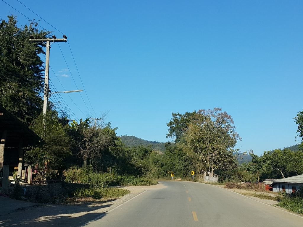 ภาพถนนตรงที่ Heun Mhok Kham Resort ตั้งอยู่ ถ่ายโดย jrcarlsen พ.ศ. 2558 (2015) · A street-level view of where Heun Mhok Kham Resort stands, by jrcarlsen in 2558 (2015)