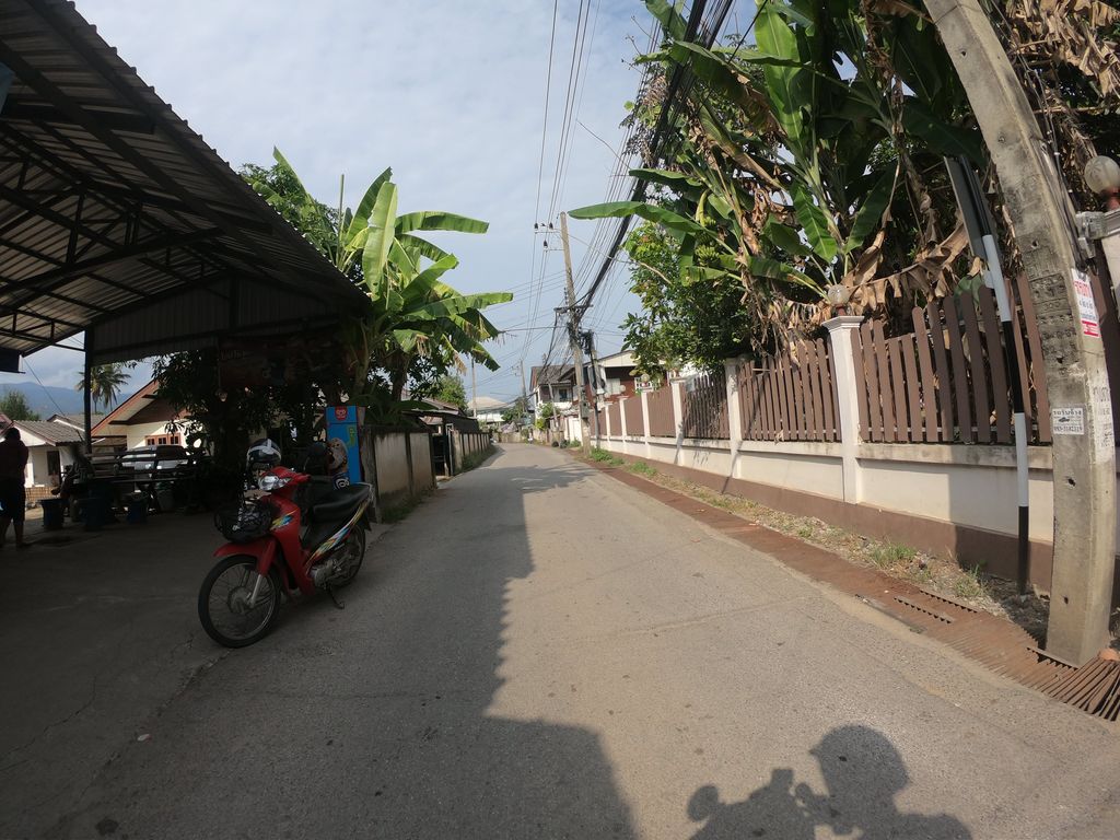 ภาพถนนตรงที่ ร้านอ้ายศุกร์ ตั้งอยู่ ถ่ายโดย chanuwath_grab พ.ศ. 2562 (2019) · A street-level view of where ร้านอ้ายศุกร์ · Ran Ai Su stands, by chanuwath_grab in 2562 (2019)