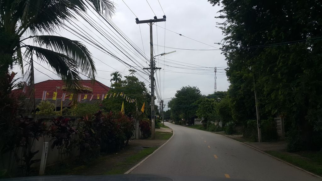 ภาพถนนตรงที่ เลิศสมฟาร์ม ตั้งอยู่ ถ่ายโดย jrcarlsen พ.ศ. 2560 (2017) · A street-level view of where เลิศสมฟาร์ม · Loetsomfam stands, by jrcarlsen in 2560 (2017)
