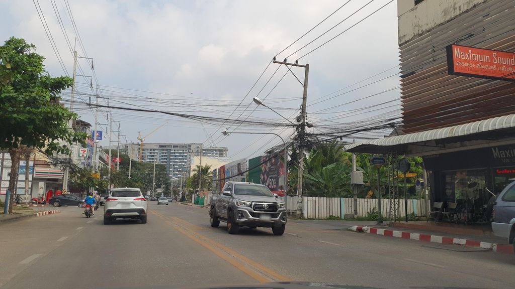 ภาพถนนตรงที่ ศรีพิงค์สหคลินิก ตั้งอยู่ ถ่ายโดย jrcarlsen พ.ศ. 2565 (2022) · A street-level view of where ศรีพิงค์สหคลินิก · Si Phing Sahakhlinik stands, by jrcarlsen in 2565 (2022)