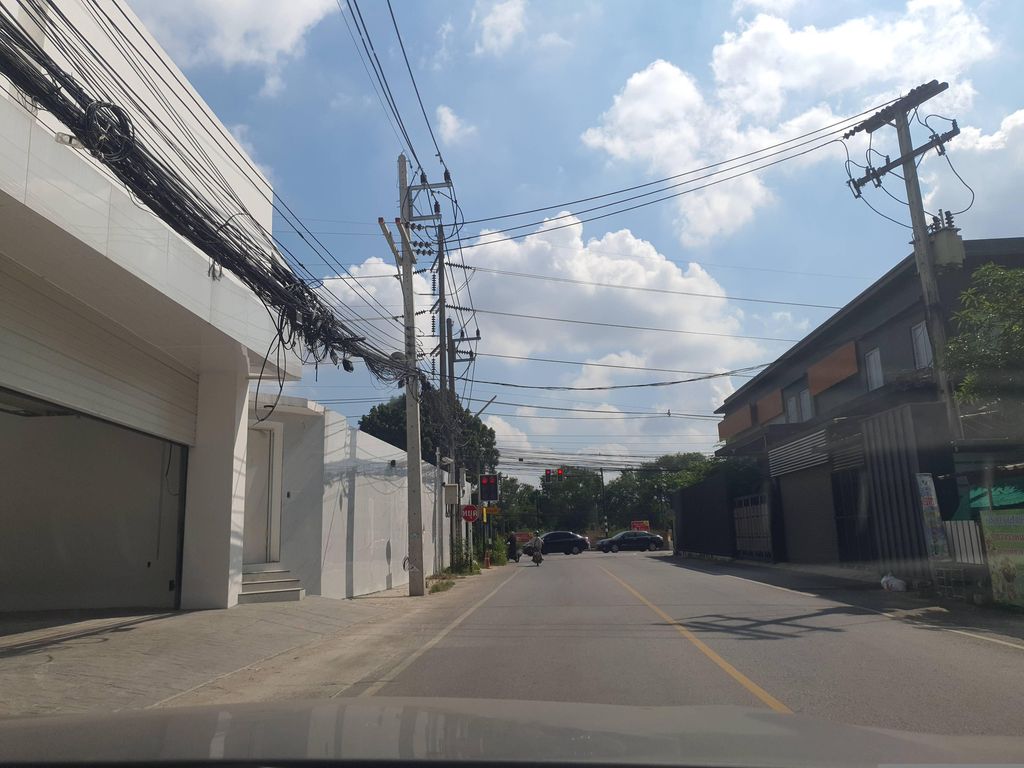 ภาพถนนตรงที่ Aunt Ok. A-La-Cart ตั้งอยู่ ถ่ายโดย jrcarlsen พ.ศ. 2566 (2023) · A street-level view of where Aunt Ok. A-La-Cart stands, by jrcarlsen in 2566 (2023)