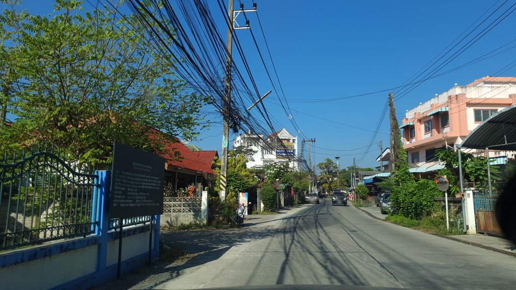 ภาพถนนตรงที่ ข้าวมันไก่โกจัน ตั้งอยู่ ถ่ายโดย jrcarlsen พ.ศ. 2562 (2019) · A street-level view of where ข้าวมันไก่โกจัน · Khao Man Kai Ko Chan stands, by jrcarlsen in 2562 (2019)