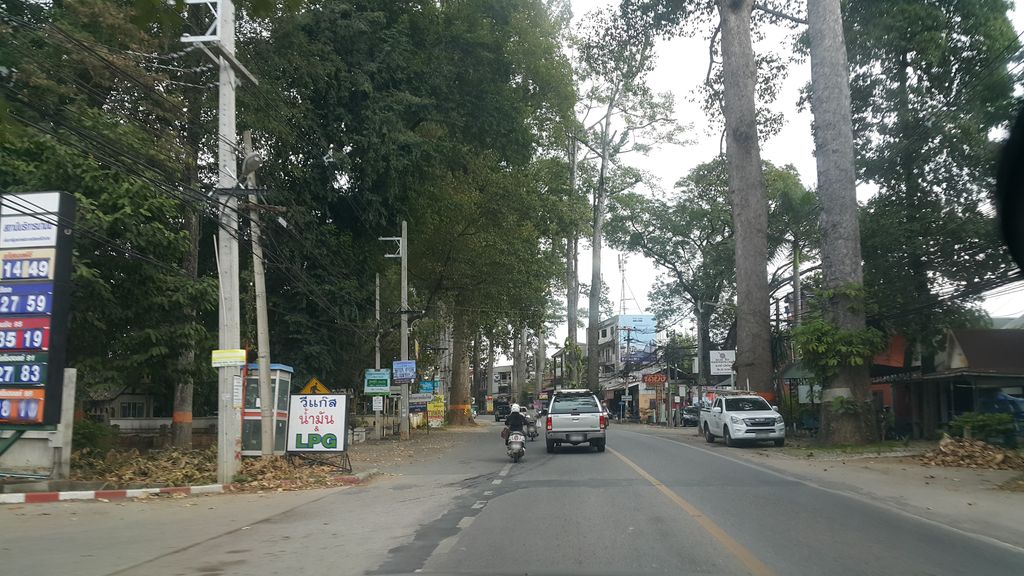 ภาพถนนตรงที่ บ้านสี่ขารักษาสัตว์ ตั้งอยู่ ถ่ายโดย jrcarlsen พ.ศ. 2561 (2018) · A street-level view of where บ้านสี่ขารักษาสัตว์ · Ban Si Kha Raksasat stands, by jrcarlsen in 2561 (2018)