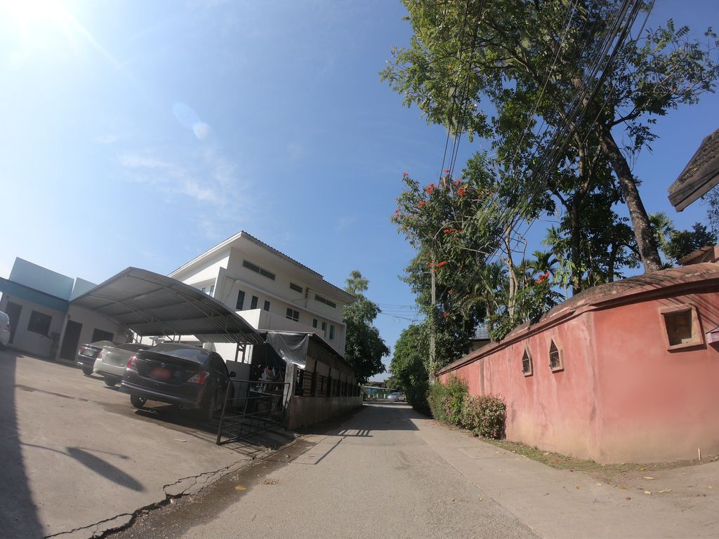 ภาพถนนตรงที่ เอ พี เพลส ตั้งอยู่ ถ่ายโดย chanuwath_grab พ.ศ. 2562 (2019) · A street-level view of where เอ พี เพลส · A Phi Place stands, by chanuwath_grab in 2562 (2019)