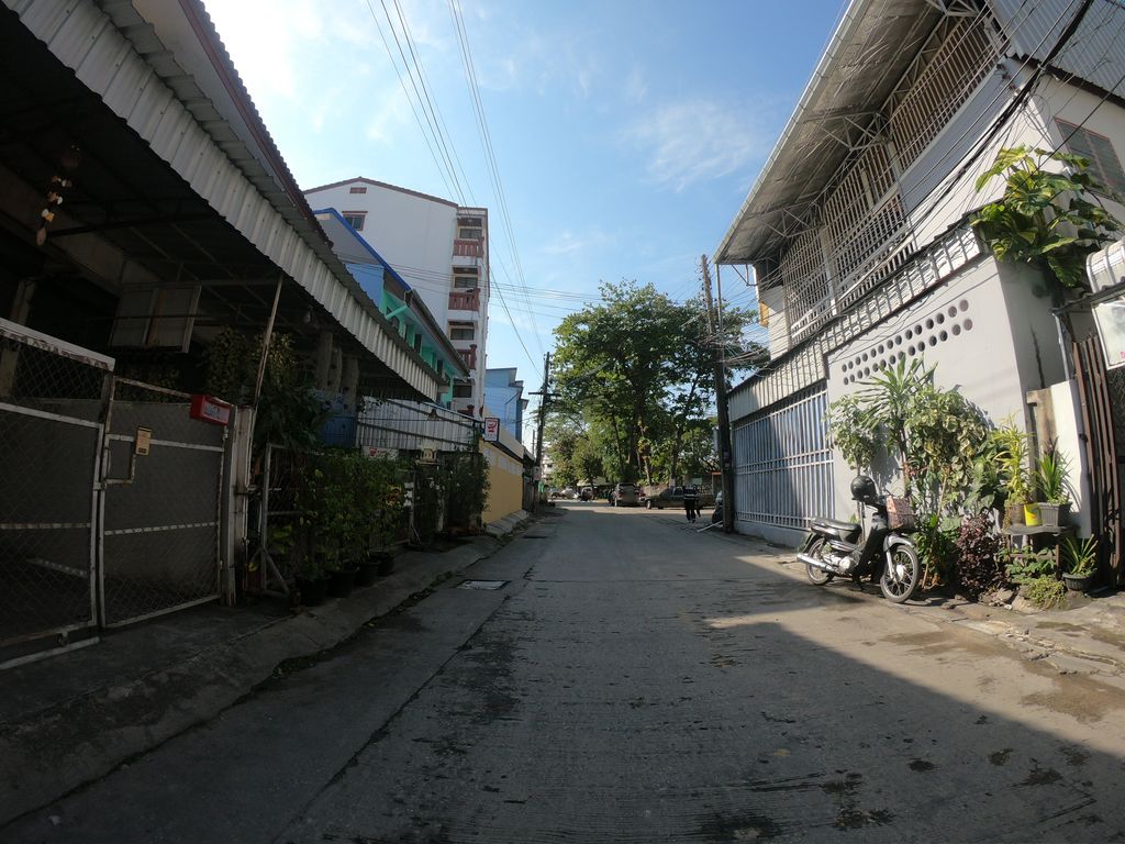 ภาพถนนตรงที่ ร้านขนมจีนต่อมแก้ว ตั้งอยู่ ถ่ายโดย chanuwath_grab พ.ศ. 2562 (2019) · A street-level view of where ร้านขนมจีนต่อมแก้ว · Ran Khanomchin Tom Kaeo stands, by chanuwath_grab in 2562 (2019)