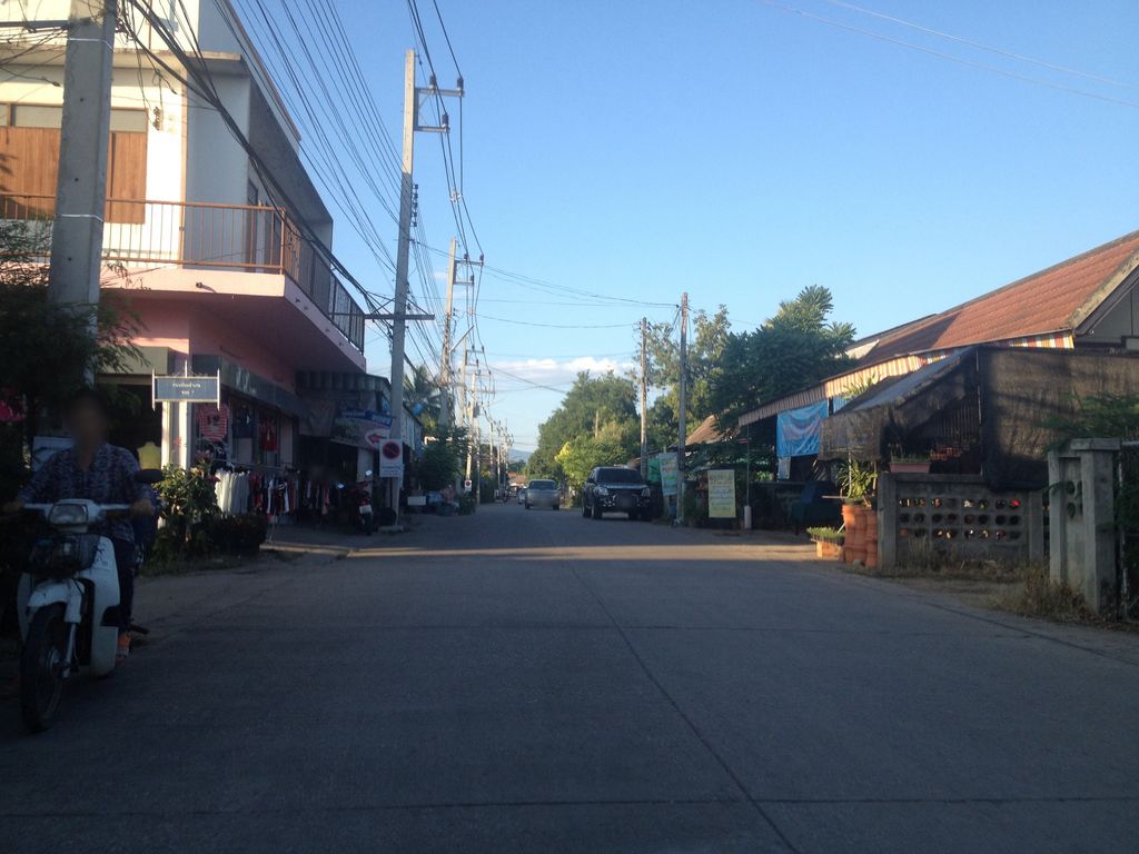 ภาพถนนตรงที่ ร้านทูบีกาแฟโบราณกะขนมจีน ตั้งอยู่ ถ่ายโดย jimwatana พ.ศ. 2558 (2015) · A street-level view of where ร้านทูบีกาแฟโบราณกะขนมจีน · Ran Thu B Kafaebrona Ka Khanomchin stands, by jimwatana in 2558 (2015)