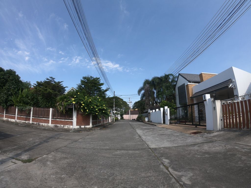ภาพถนนตรงที่ น้ำเงี้ยวเจ๊แหม่ม ตั้งอยู่ ถ่ายโดย chanuwath_grab พ.ศ. 2562 (2019) · A street-level view of where น้ำเงี้ยวเจ๊แหม่ม · Nam Ngiao Chemaem stands, by chanuwath_grab in 2562 (2019)