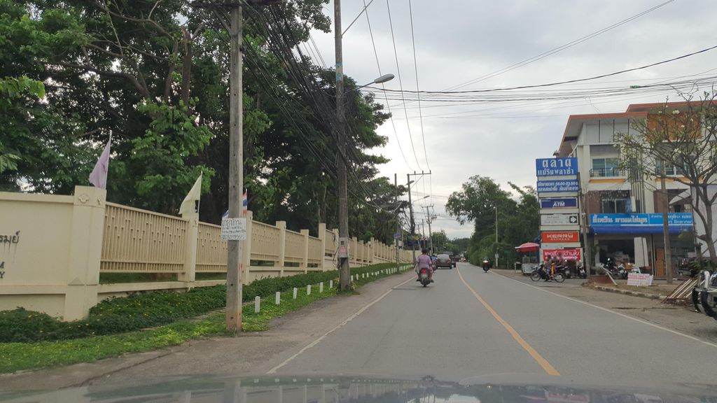 ภาพถนนตรงที่ หอผู้ป่วยใน โรงพยาบาลดารารัศมี ตั้งอยู่ ถ่ายโดย jrcarlsen พ.ศ. 2564 (2021) · A street-level view of where หอผู้ป่วยใน โรงพยาบาลดารารัศมี · Ho Phupuai Nai Rongphayaban Dara Ratmi stands, by jrcarlsen in 2564 (2021)