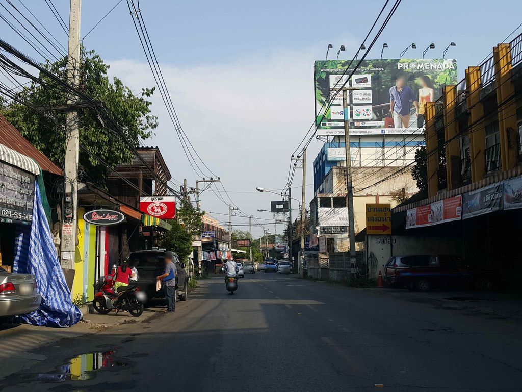 ภาพถนนตรงที่ บ้วนเฮงเซอร์วิส ตั้งอยู่ ถ่ายโดย jrcarlsen พ.ศ. 2558 (2015) · A street-level view of where บ้วนเฮงเซอร์วิส · Buanheng Service stands, by jrcarlsen in 2558 (2015)