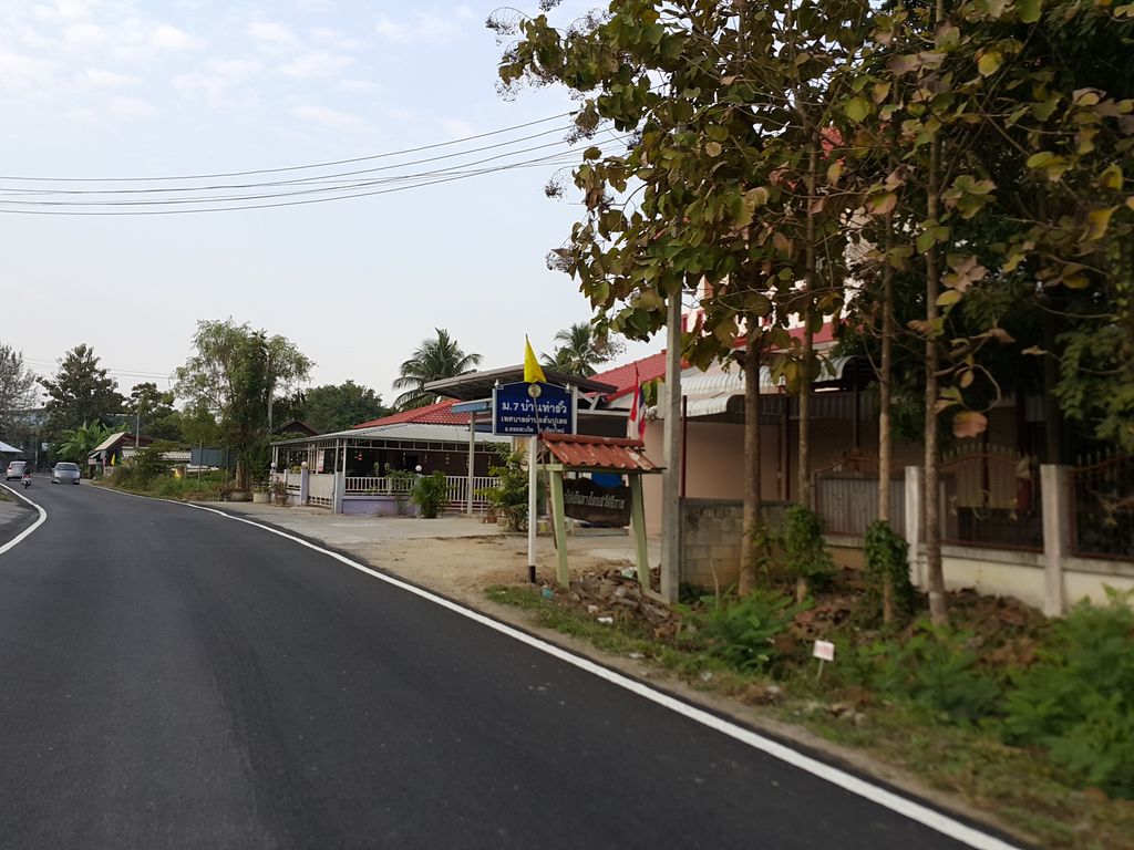 ภาพถนนตรงที่ ร้านตำดะ ตั้งอยู่ ถ่ายโดย jrcarlsen พ.ศ. 2558 (2015) · A street-level view of where ร้านตำดะ · Ran Tamda stands, by jrcarlsen in 2558 (2015)