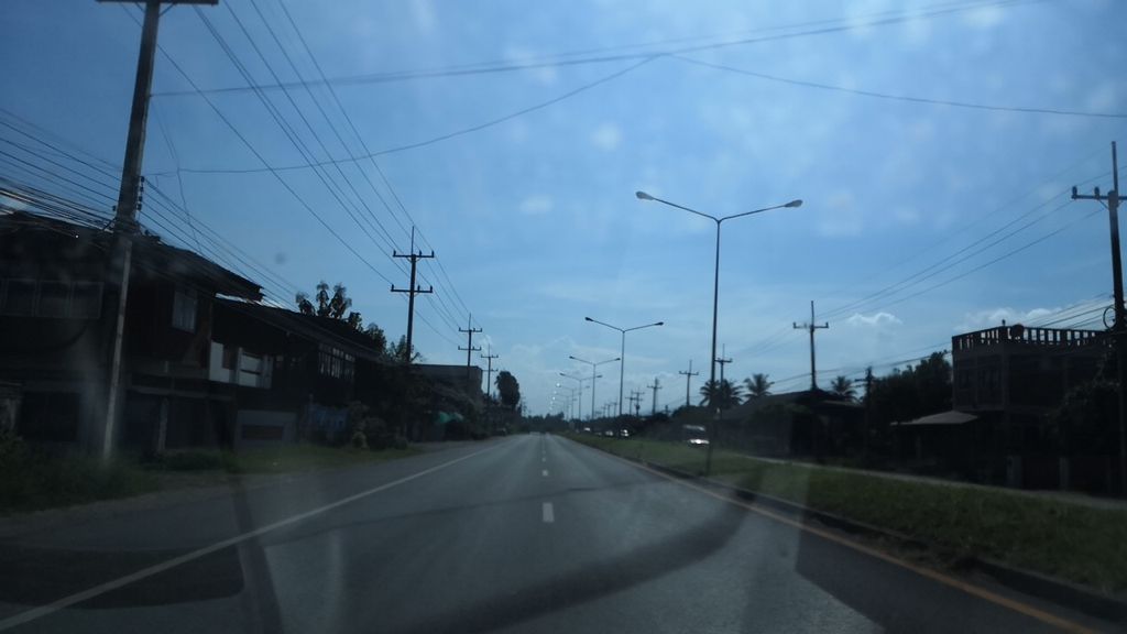 ภาพถนนตรงที่ ร้านใส้ย่าง หมูย่าง สามหลัง ตั้งอยู่ ถ่ายโดย charlesano พ.ศ. 2561 (2018) · A street-level view of where ร้านใส้ย่าง หมูย่าง สามหลัง · Ran Sai Yang Muyang Samlang stands, by charlesano in 2561 (2018)