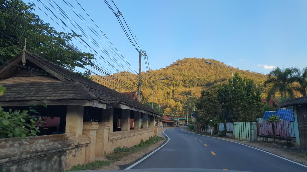 ภาพถนนตรงที่ วัดวิมุตติการาม ตั้งอยู่ ถ่ายโดย jrcarlsen พ.ศ. 2565 (2022) · A street-level view of where วัดวิมุตติการาม · Wat Wimutti Ka Ram stands, by jrcarlsen in 2565 (2022)