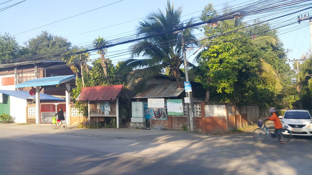 ภาพถนนตรงที่ ECU SHOP Factory ตั้งอยู่ ถ่ายโดย jrcarlsen พ.ศ. 2559 (2016) · A street-level view of where ECU SHOP Factory stands, by jrcarlsen in 2559 (2016)