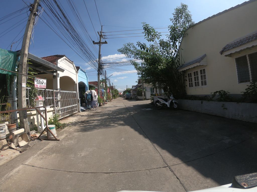 ภาพถนนตรงที่ แว่นท็อปเจริญ บิ๊กซีหางดง ตั้งอยู่ ถ่ายโดย chanuwath_grab พ.ศ. 2562 (2019) · A street-level view of where แว่นท็อปเจริญ บิ๊กซีหางดง · Waen Top Charoen Big C Hang Dong stands, by chanuwath_grab in 2562 (2019)