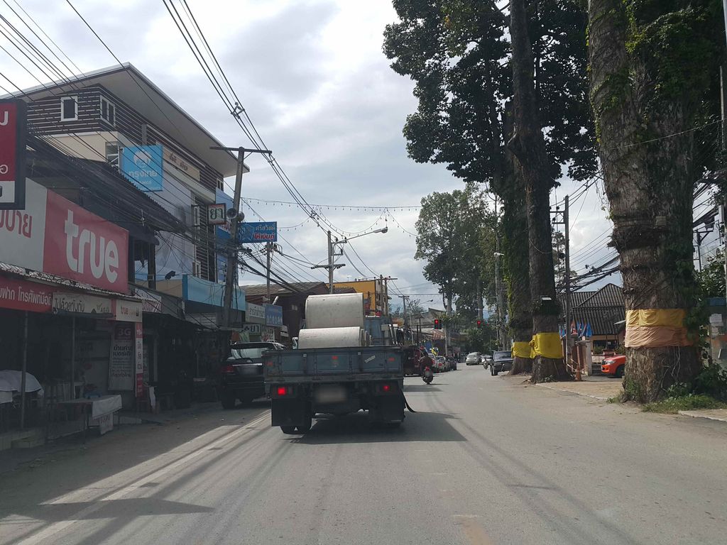 ภาพถนนตรงที่ แว่นตาชัดเจน ตั้งอยู่ ถ่ายโดย jrcarlsen พ.ศ. 2558 (2015) · A street-level view of where แว่นตาชัดเจน · Waentachatchen stands, by jrcarlsen in 2558 (2015)