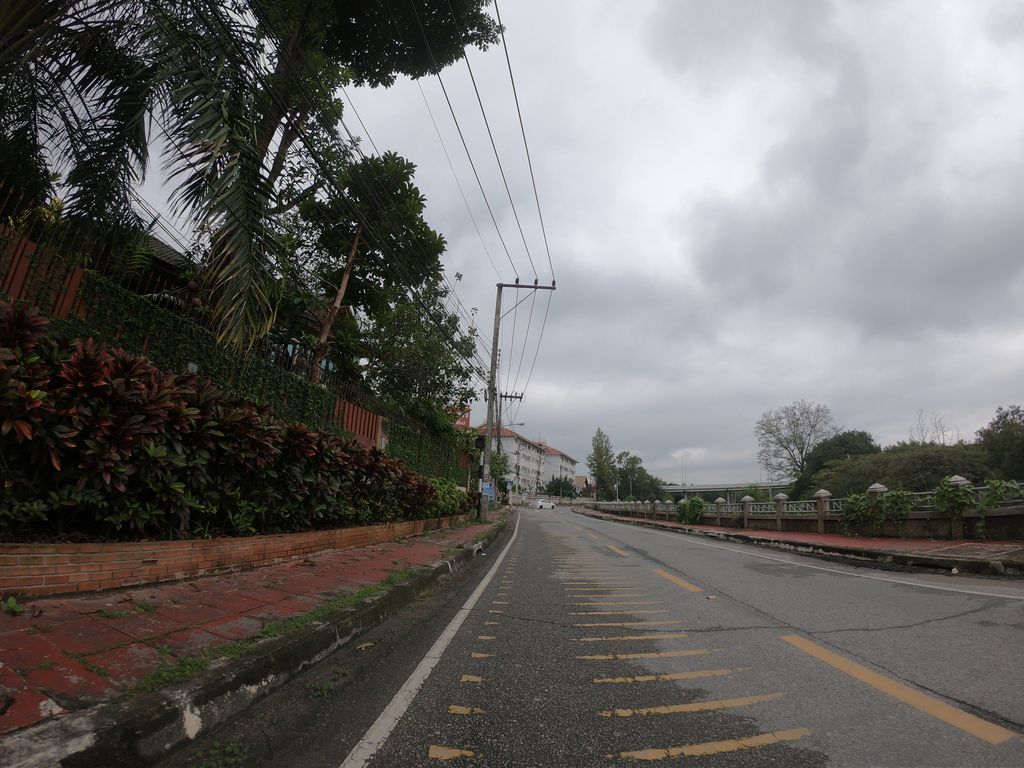 ภาพถนนตรงที่ หม่าล่าถนัดดื่ม ตั้งอยู่ ถ่ายโดย chanuwath_grab พ.ศ. 2562 (2019) · A street-level view of where หม่าล่าถนัดดื่ม · Mala Thanat Duem stands, by chanuwath_grab in 2562 (2019)