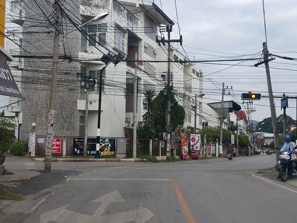 ภาพถนนตรงที่ ข้าวซอยอิสลาม ตั้งอยู่ ถ่ายโดย jrcarlsen พ.ศ. 2558 (2015) · A street-level view of where ข้าวซอยอิสลาม · Khao Soi Islamic stands, by jrcarlsen in 2558 (2015)