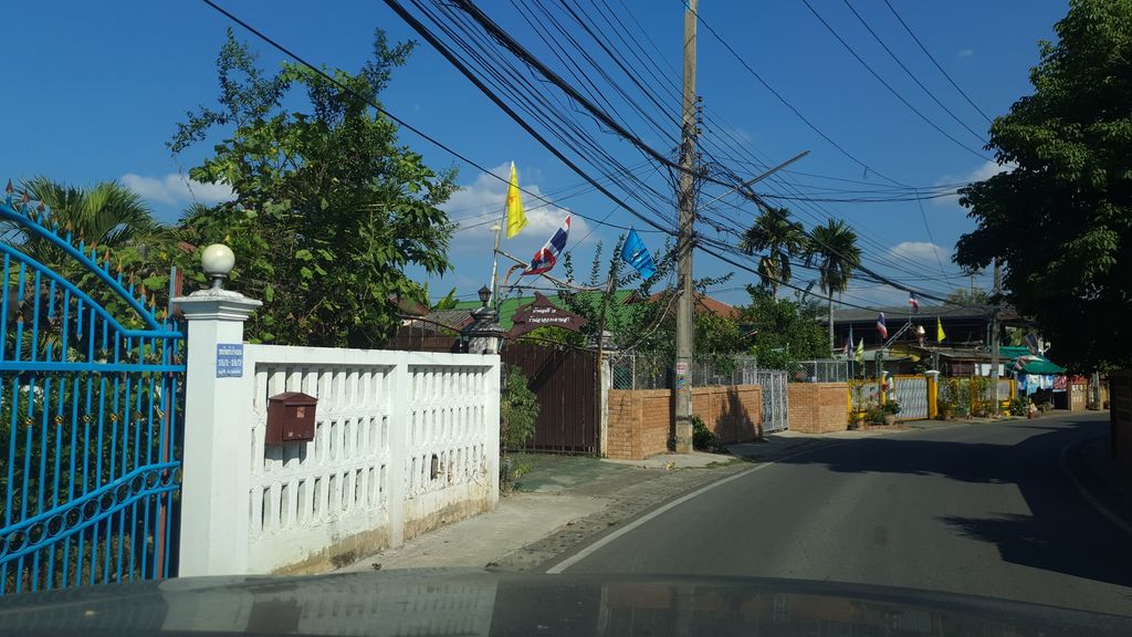 ภาพถนนตรงที่ จิ๊กซอว์กาแฟสด ตั้งอยู่ ถ่ายโดย jrcarlsen พ.ศ. 2562 (2019) · A street-level view of where จิ๊กซอว์กาแฟสด · Jigsaw Kafaetda stands, by jrcarlsen in 2562 (2019)