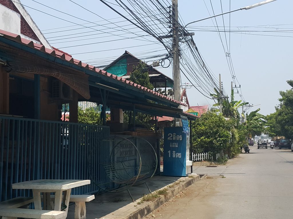 ภาพถนนตรงที่ เชียงใหม่แกรนด์วิวล์ ตั้งอยู่ ถ่ายโดย jrcarlsen พ.ศ. 2559 (2016) · A street-level view of where เชียงใหม่แกรนด์วิวล์ · Chiang Mai Kraenwio stands, by jrcarlsen in 2559 (2016)