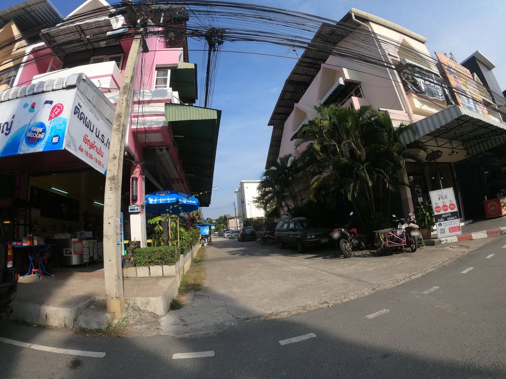 ภาพถนนตรงที่ ร้านเครปหน้ามงฟอร์ตใหญ่ ตั้งอยู่ ถ่ายโดย chanuwath_grab พ.ศ. 2562 (2019) · A street-level view of where ร้านเครปหน้ามงฟอร์ตใหญ่ · Ran Crepe Namngafot Yai stands, by chanuwath_grab in 2562 (2019)