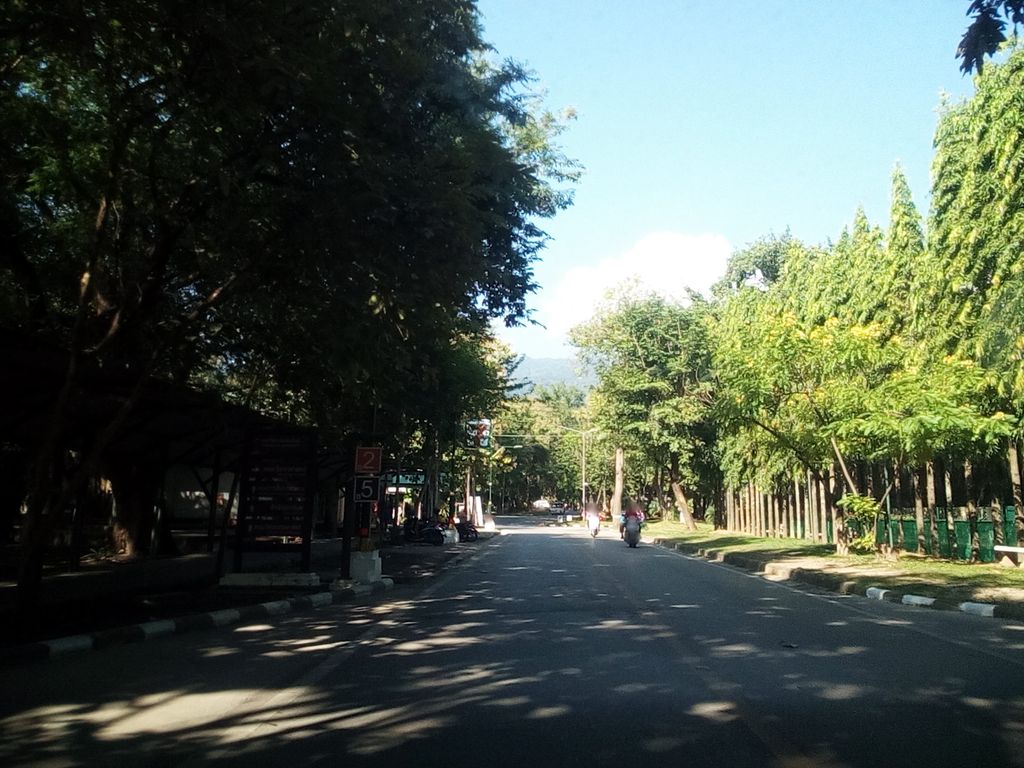 ภาพถนนตรงที่ สนามเซปักตะกร้อ ตั้งอยู่ ถ่ายโดย kyoko พ.ศ. 2561 (2018) · A street-level view of where สนามเซปักตะกร้อ · Sanam Se Pak Takaro stands, by kyoko in 2561 (2018)
