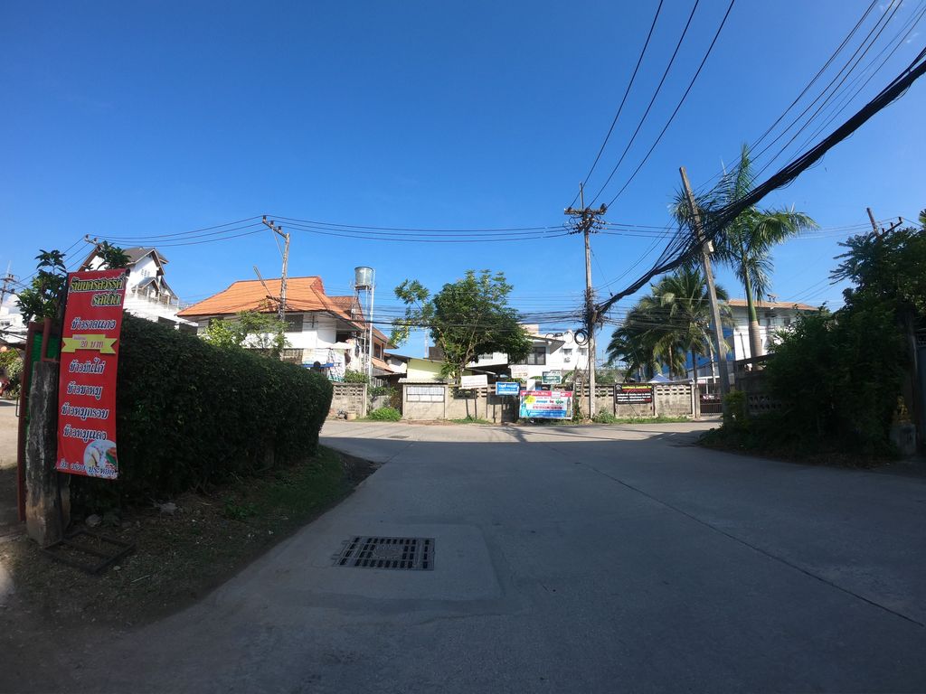 ภาพถนนตรงที่ Day dream Salon ตั้งอยู่ ถ่ายโดย chanuwath_grab พ.ศ. 2562 (2019) · A street-level view of where Day dream Salon stands, by chanuwath_grab in 2562 (2019)