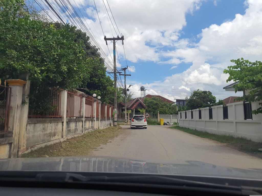 ภาพถนนตรงที่ Hidden Collage Lab ตั้งอยู่ ถ่ายโดย jrcarlsen พ.ศ. 2566 (2023) · A street-level view of where Hidden Collage Lab stands, by jrcarlsen in 2566 (2023)