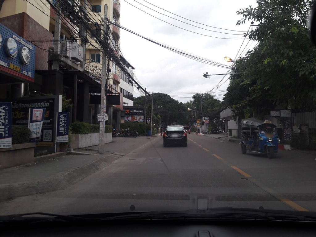 ภาพถนนตรงที่ Car bella ตั้งอยู่ ถ่ายโดย superbate พ.ศ. 2561 (2018) · A street-level view of where Car bella stands, by superbate in 2561 (2018)