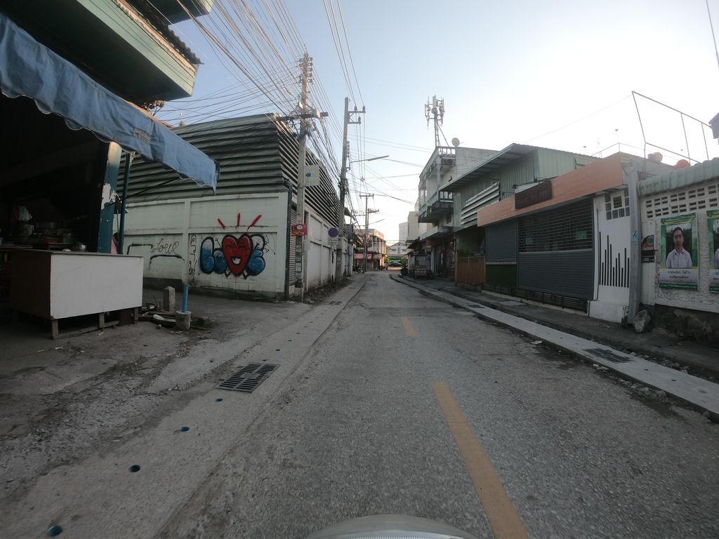 ภาพถนนตรงที่ ขวัญบิวตี้ซาลอน ตั้งอยู่ ถ่ายโดย chanuwath_grab พ.ศ. 2562 (2019) · A street-level view of where ขวัญบิวตี้ซาลอน · Khwan Beauty Salon stands, by chanuwath_grab in 2562 (2019)