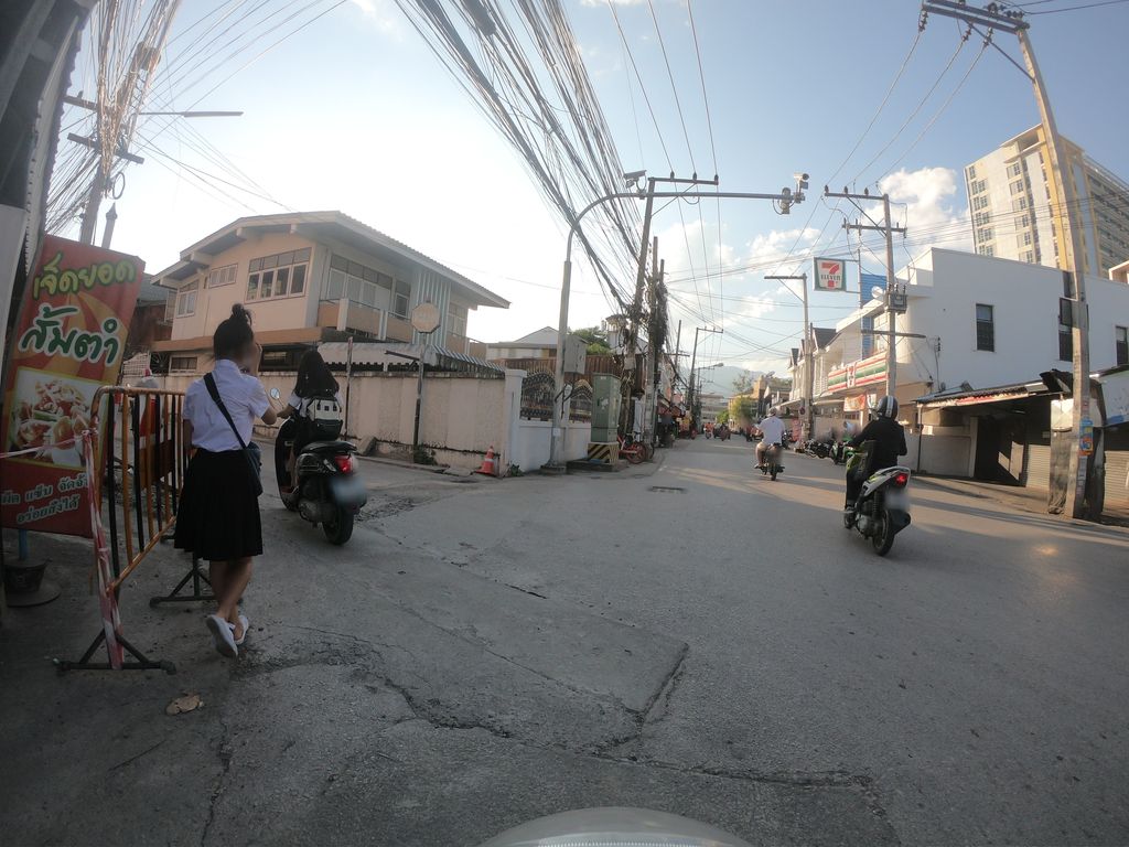 ภาพถนนตรงที่ ร้านขนมจีน ส้มตำ หลังราชภัฏเชียงใหม่ ตั้งอยู่ ถ่ายโดย chanuwath_grab พ.ศ. 2562 (2019) · A street-level view of where ร้านขนมจีน ส้มตำ หลังราชภัฏเชียงใหม่ · Ran Khanomchin Som Tam Langratphat Chiang Mai stands, by chanuwath_grab in 2562 (2019)