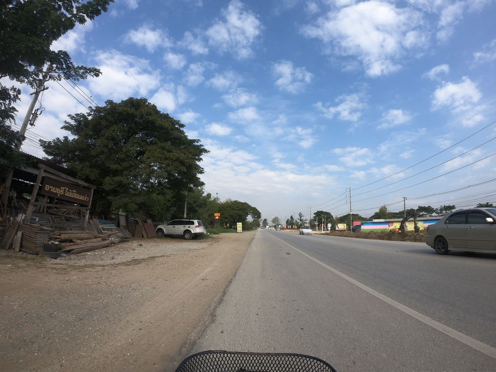 ภาพถนนตรงที่ โก๋เอ็มเหนียวหมูทอด ตั้งอยู่ ถ่ายโดย chanuwath_grab พ.ศ. 2562 (2019) · A street-level view of where โก๋เอ็มเหนียวหมูทอด · Ko Em Niao Mutot stands, by chanuwath_grab in 2562 (2019)