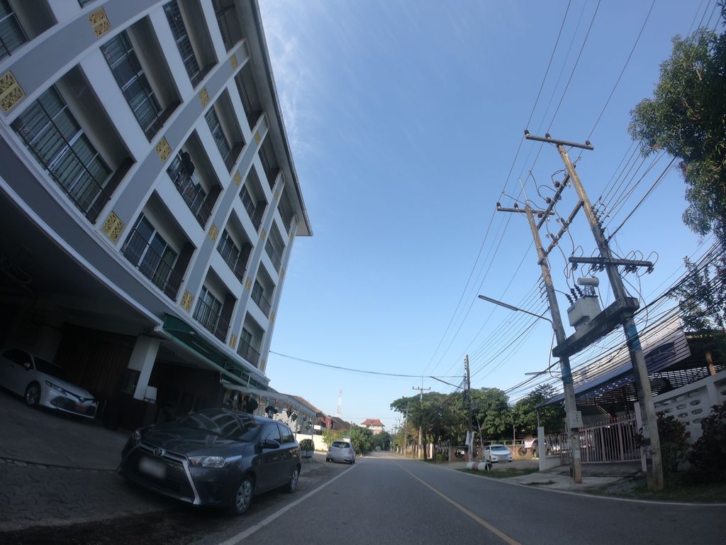ภาพถนนตรงที่ Choktawee Residence And Mansion ตั้งอยู่ ถ่ายโดย chanuwath_grab พ.ศ. 2562 (2019) · A street-level view of where Choktawee Residence And Mansion stands, by chanuwath_grab in 2562 (2019)